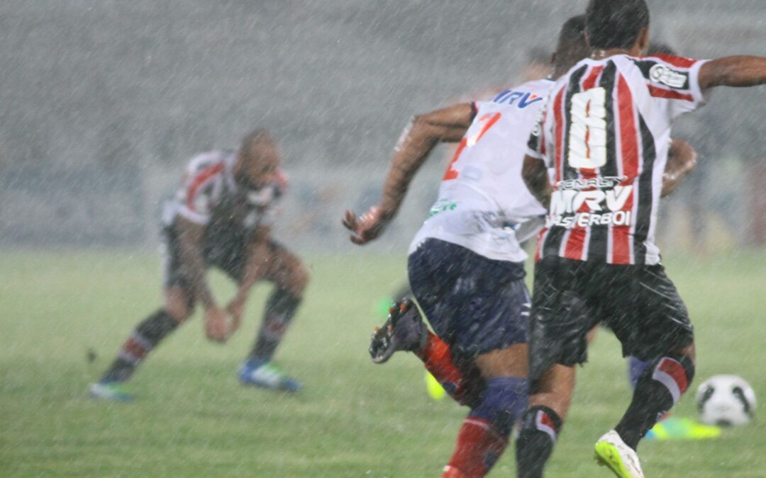 SANTA CRUZ JOGA BEM MAS BAHIA LEVA VANTAGEM PARA O JOGO DE VOLTA