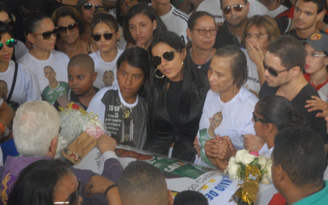 MUITA EMOÇÃO NO ÚLTIMO ADEUS A CLÉBER SANTANA