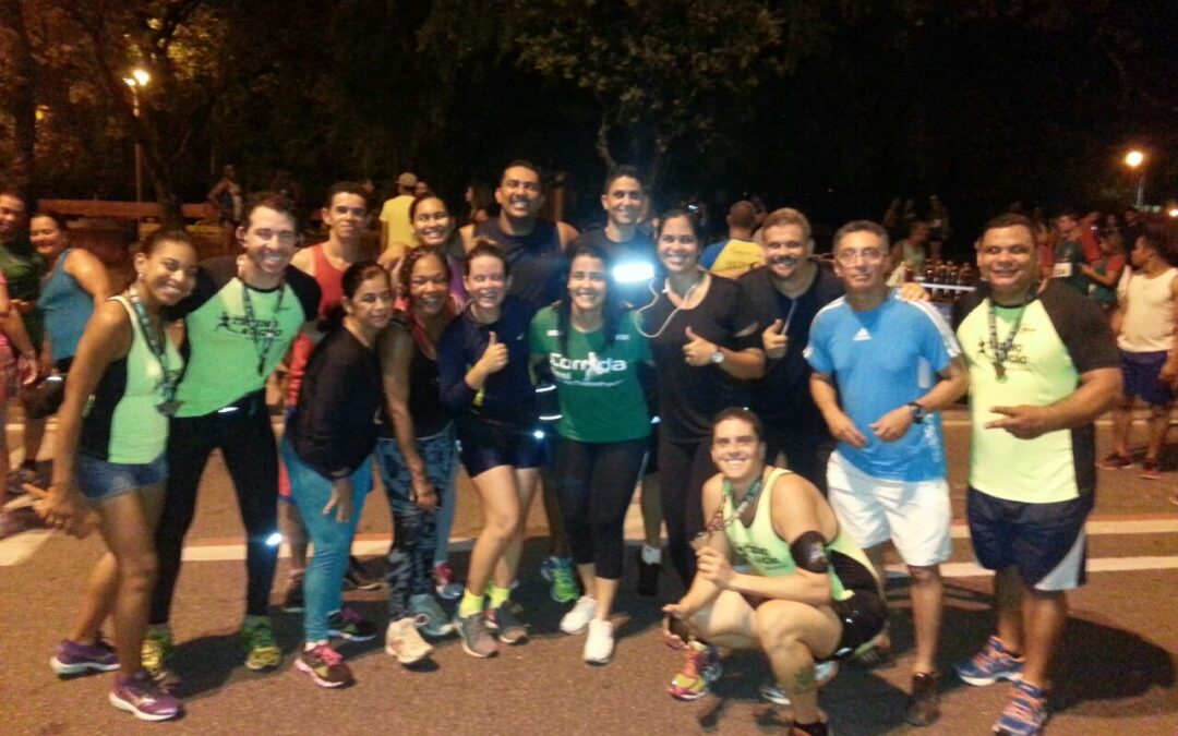 UM BANCO CHEIO DE ALEGRIA DO PAPALÉGUAS RUNNERS NA CORRIDA DO PESSOAL DA CAIXA