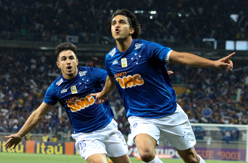 CRUZEIRO VENCE INTER, ABRE VANTAGEM E SEGUE RUMO AO TÍTULO