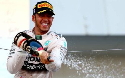 LEWIS HAMILTON VENCE E IGUALA NÚMERO DE VITÓRIAS DE IDOLO