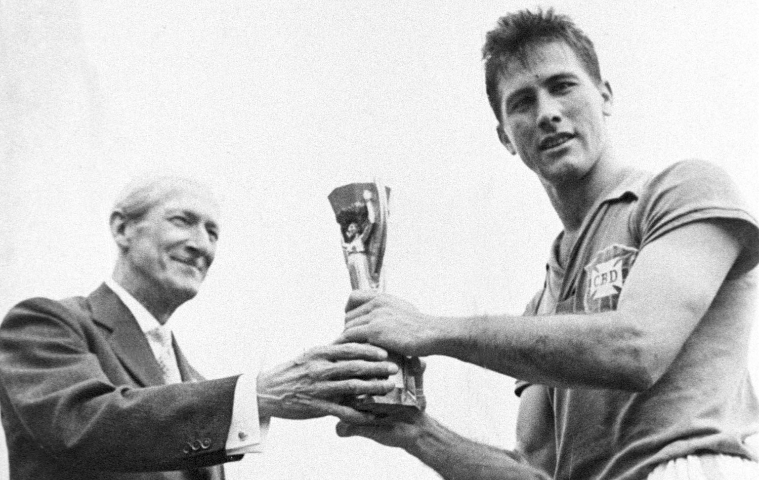BRASIL CONQUISTA SUA PRIMEIRA COPA DO MUNDO EM 1958 – VÍDEO DA FINAL