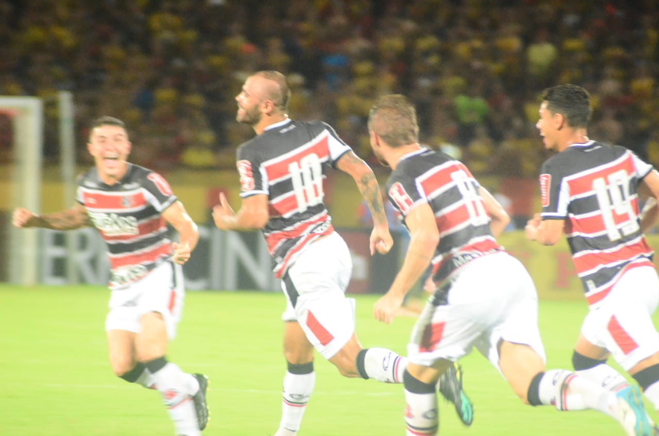 SPORT RECLAMA DE PÊNALTI, MAGRÃO FALHA E SANTA CRUZ VENCE CLÁSSICO DAS MULTIDÕES