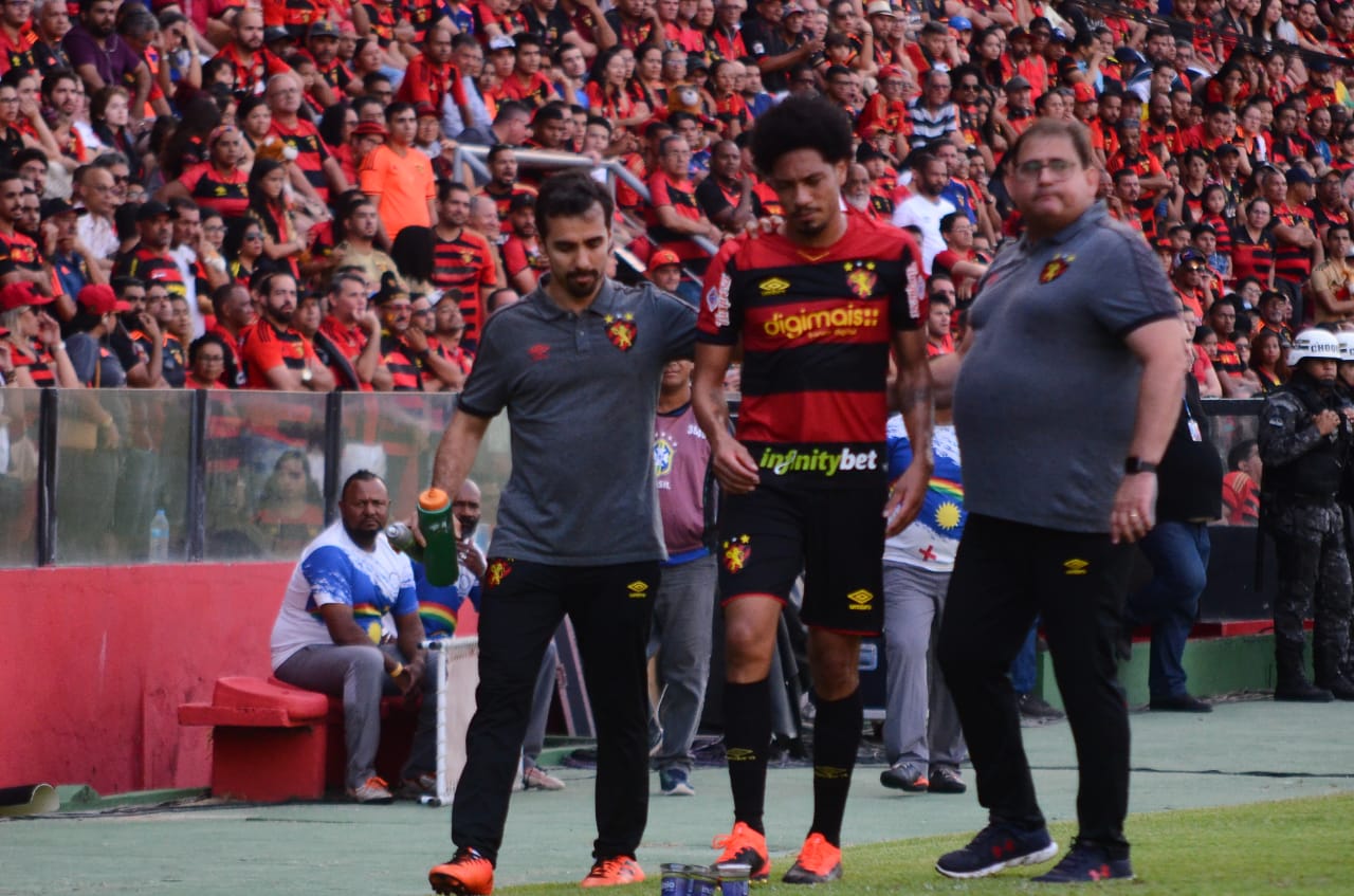 COM FRATURA NO ROSTO HERNANE ESTÁ FORA DO RESTANTE DA SÉRIE B